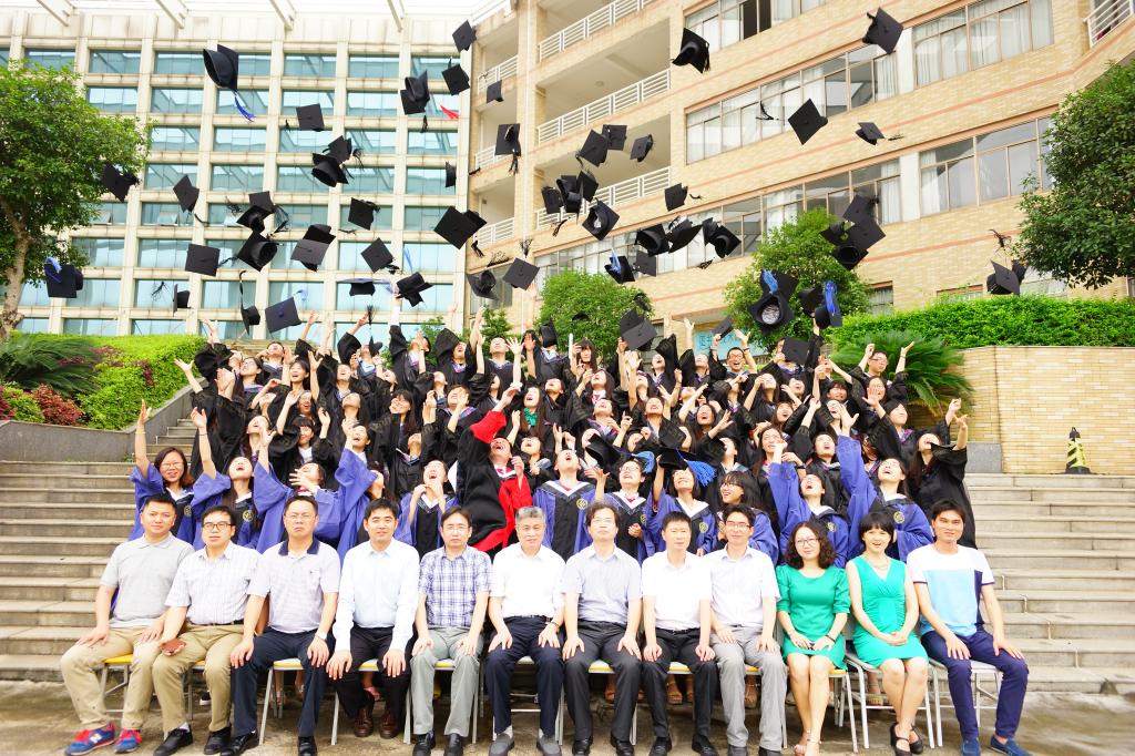 参加仪式的员工和部分院领导系室主任和教授委员会代表、教师代表合影